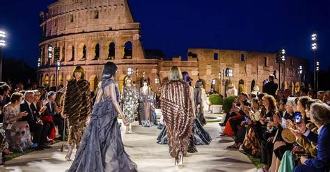 l'omaggio di fendi a roma|La sfilata di Fendi al Tempio di Venere a Roma .